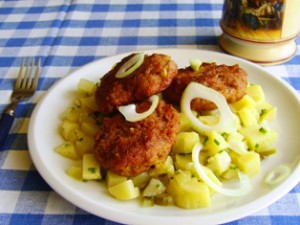bavorské karbanátky s bramborovým salátem