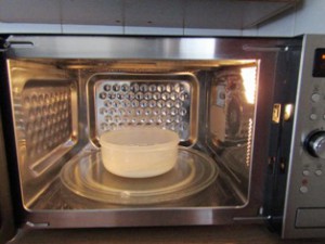 nádoba v mikrovlnce